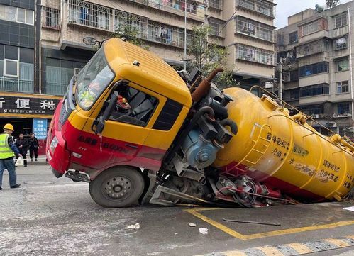 突發！貴陽玉廠路路面塌陷，一罐車后輪深陷，救援及時展開