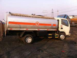 專業轉讓各類油罐車與背罐車，滿足不同運輸需求
