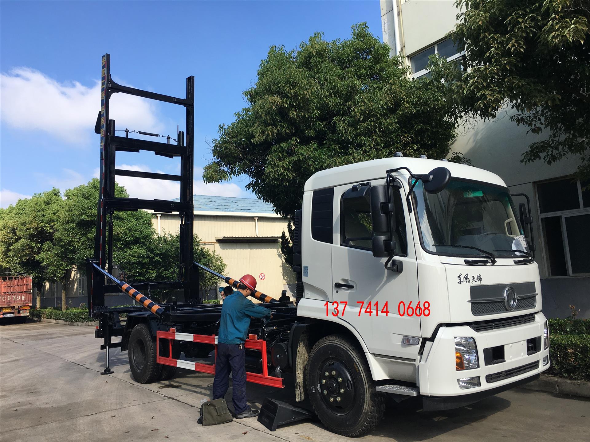 東風天錦背罐車現貨供應，水泥車專業解決方案，分期付款更便捷